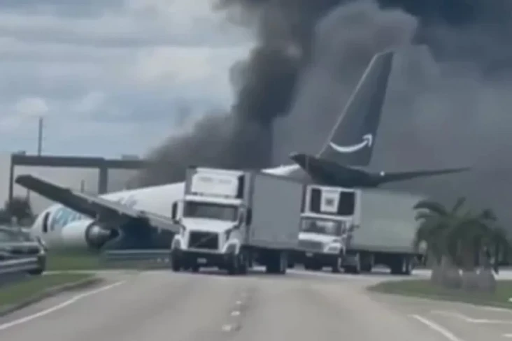 Kecelakaan Pesawat Keluar Landasan Tabrak Mobil, 5 Orang Tewas