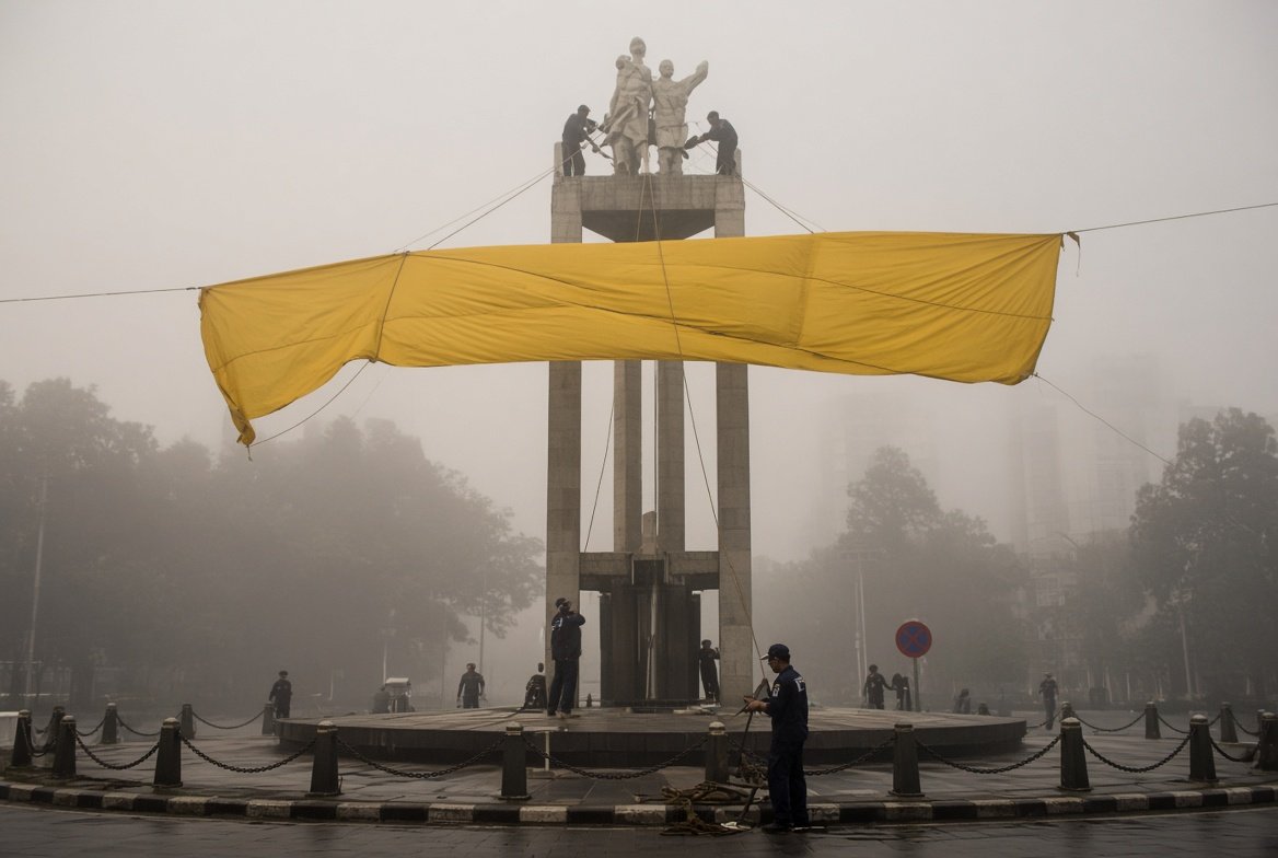 Enam Aktivis Greenpeace Dievakuasi Usai Bentangkan Spanduk di Monumen Selamat Datang
